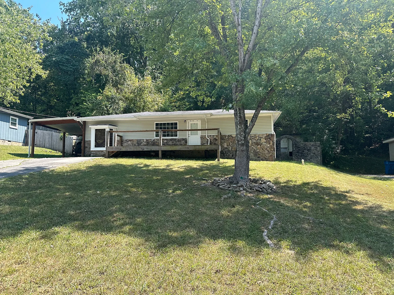 424 Lullwater Rd — Photo 1