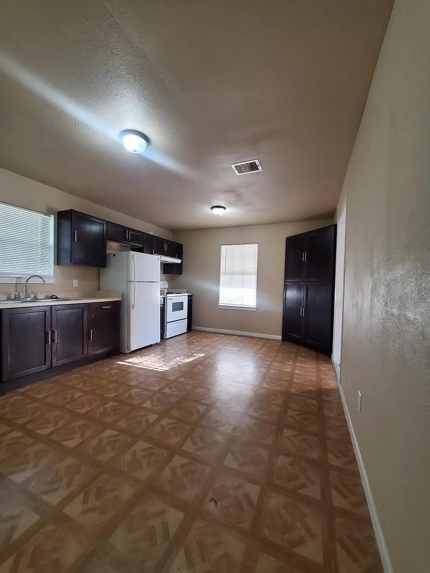 2 bed, 1.0 bath, 2040 sqft, $1,200 — Photo 3