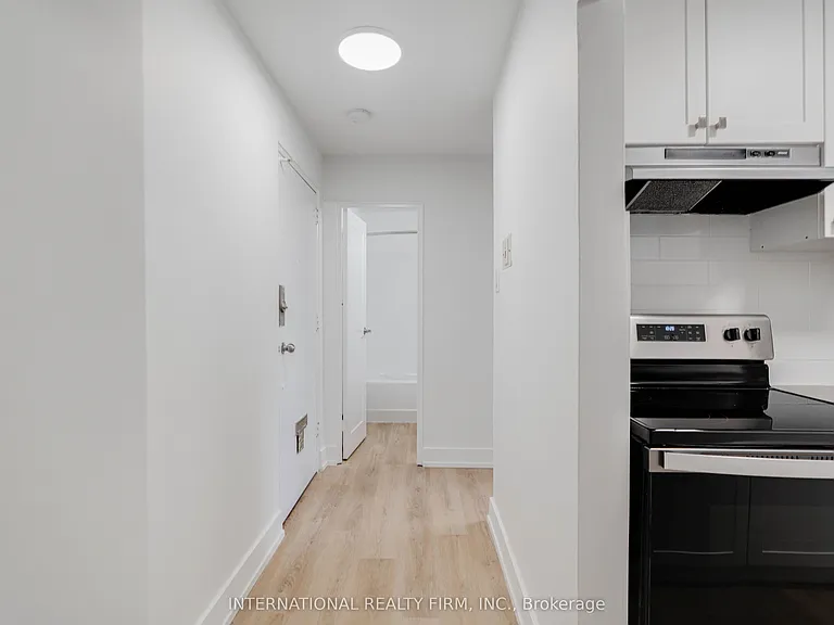 93 High St S — Photo 1