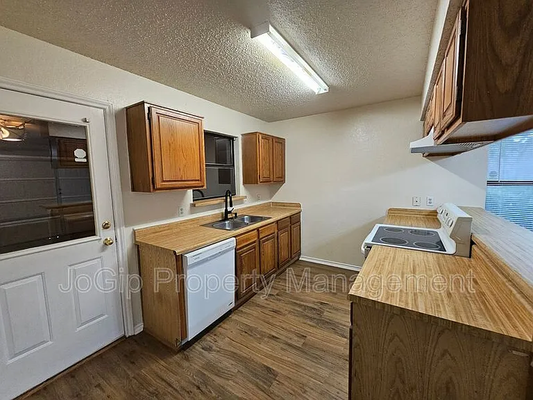 311 Bryant Ln — Photo 7
