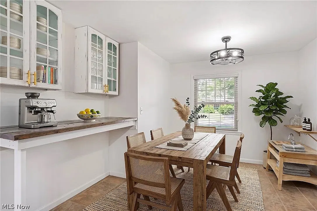 621 Kenmore Ave NE — Photo 2