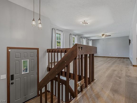 4th image of 2098 Meadowview Dr