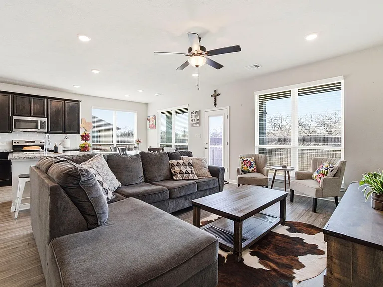 1318 Kingsgate Dr — Photo 11