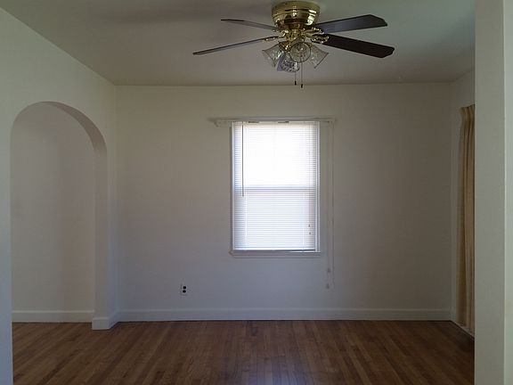 Spaciour Living Room - leads into seperate dining room