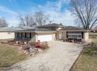 9S249 Cumnor Rd, Downers Grove, IL 60516