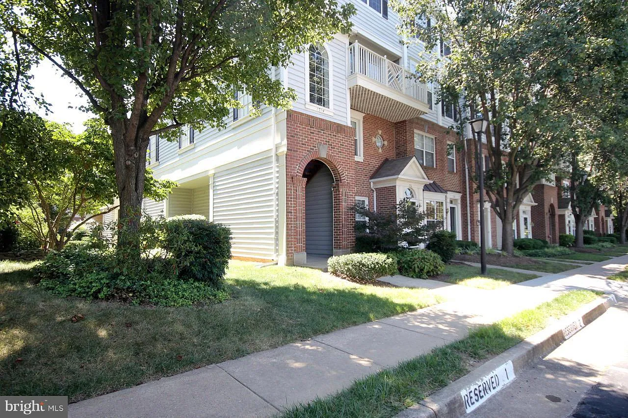 2 bed, 2.5 bath, 1204 sqft, $2,800 — Photo 1