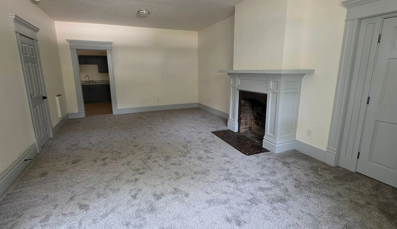 523 W Hays St — Photo 2