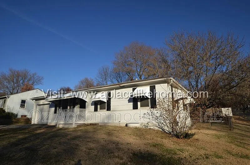 3 bed, 1.0 bath, 912 sqft, $999 — Photo 3