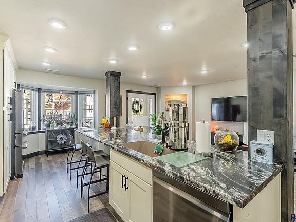 3rd image of 1104 W 57th St APT 106A