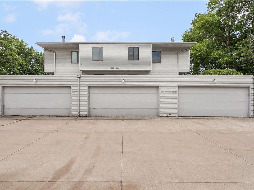 2203 Sky Line Dr, Waterloo, IA 50701 Zillow