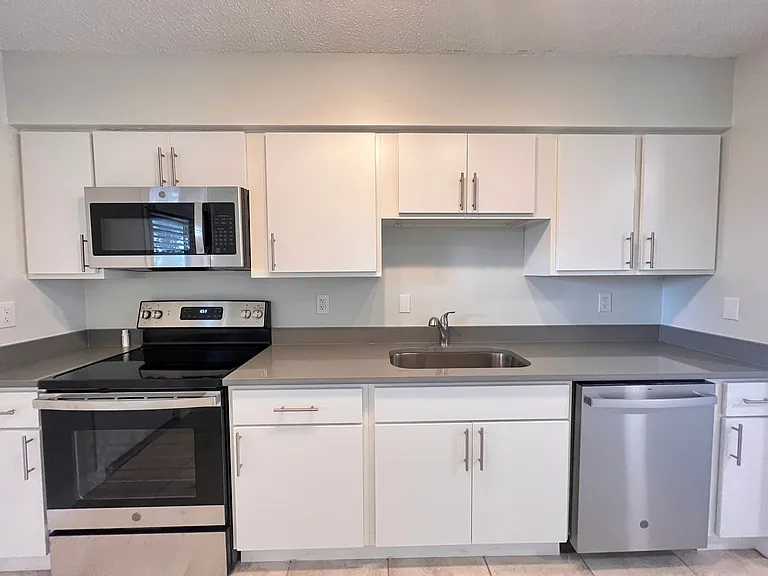 Lakeside Cove Apartments — Photo 17