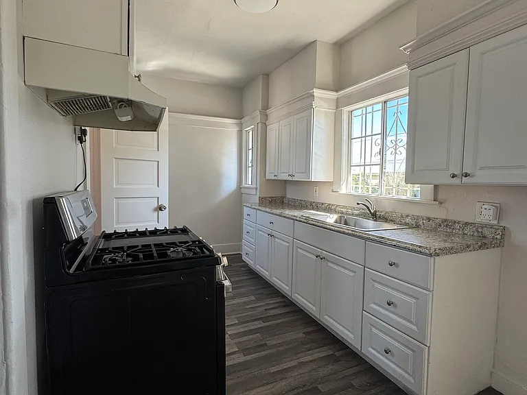 472 1/2 W 47th Pl #472-1/2 — Photo 5
