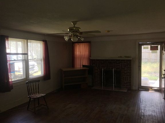 2nd image of 165 E Lacy St
