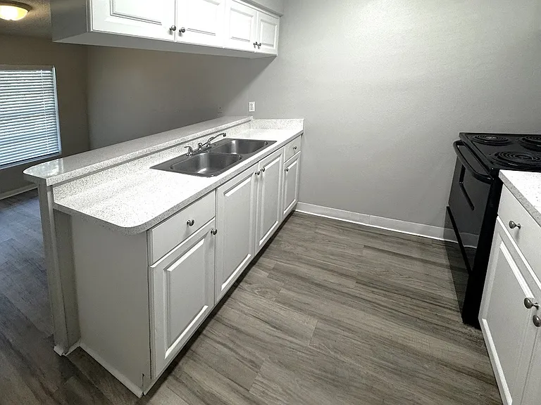 Park Apartments — Photo 13