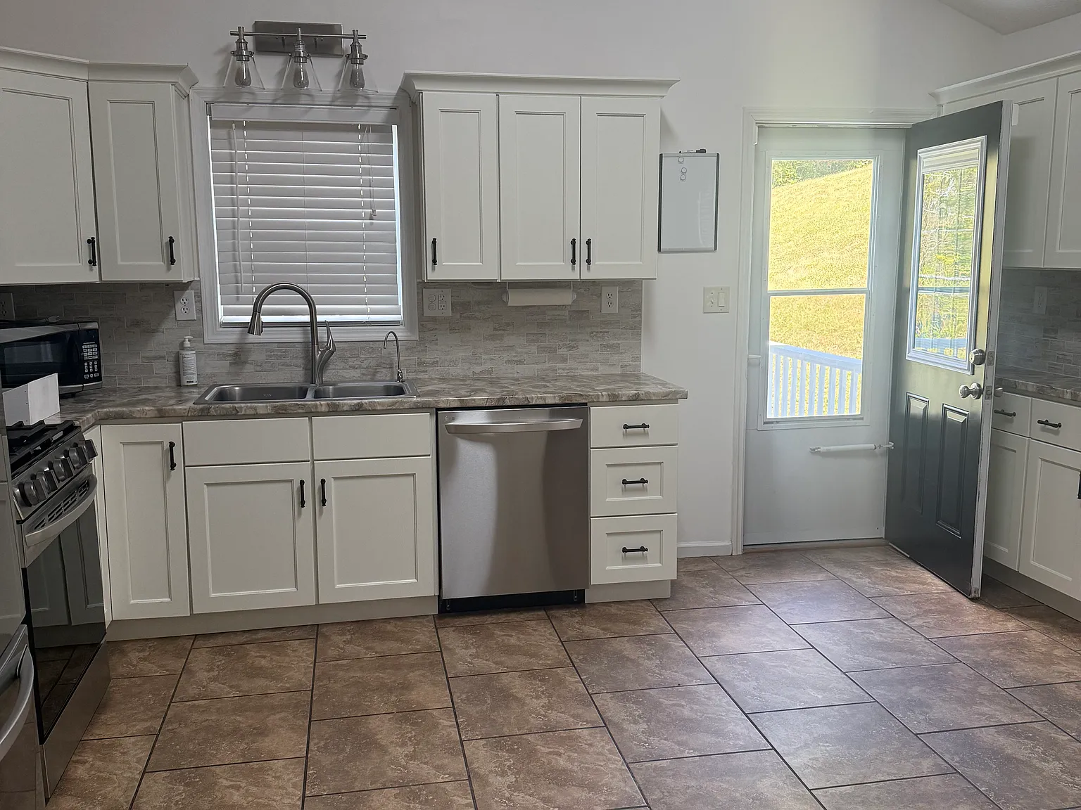 3 bed, 1414 sqft, $2,000 — Photo 4