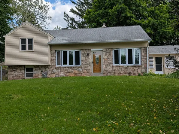 15 N Forge Manor Dr, Phoenixville, PA 19460