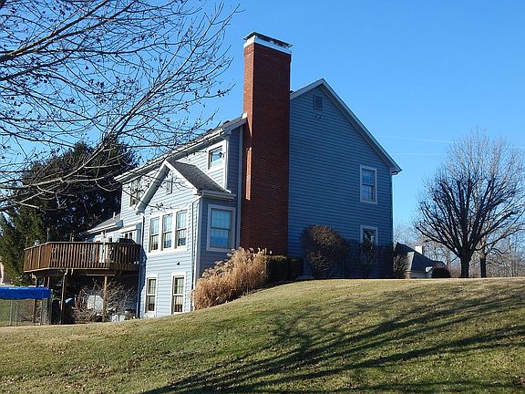 3rd image of 125 Woods Edge Ct