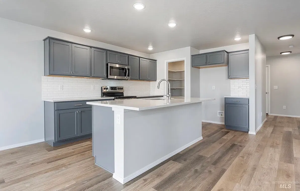 4 bed, 2.5 bath, 2190 sqft, $2,850 — Photo 4