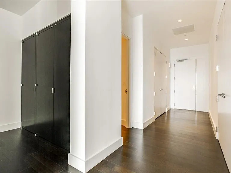 2200 Victory Ave #707 — Photo 2