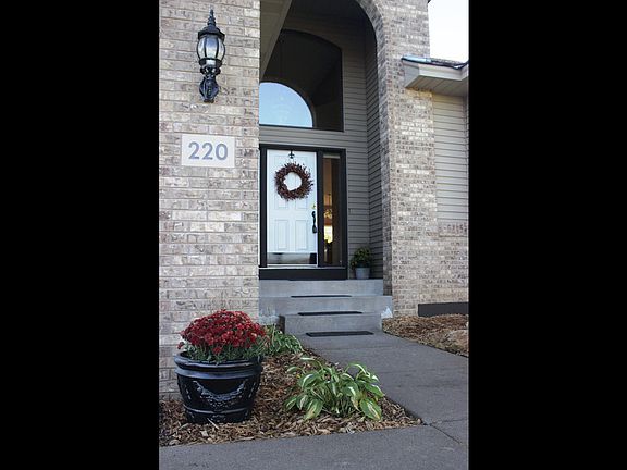 Grande Brick Entryway