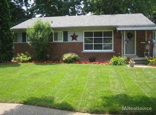 959 Chippewa St, Mount Clemens, MI 48043