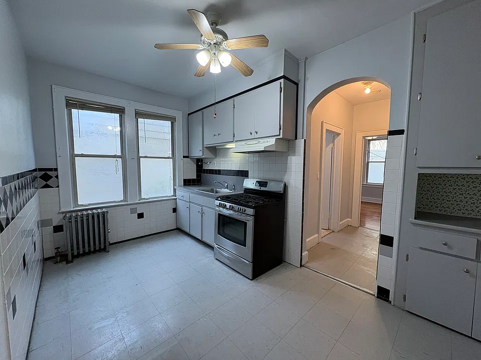 1585-87 Leslie St #1L