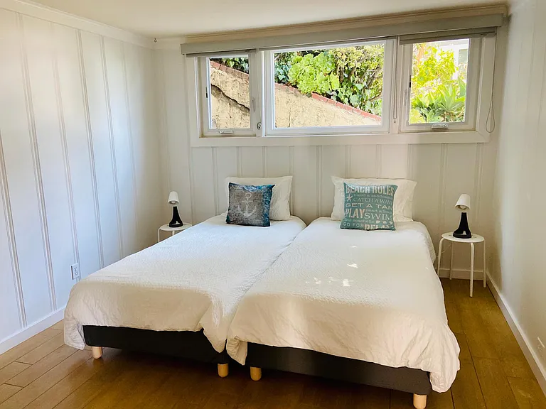 Second bedroom with twin beds