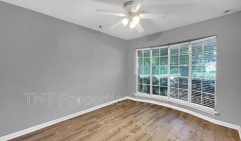 1103 Glade St — Photo 2
