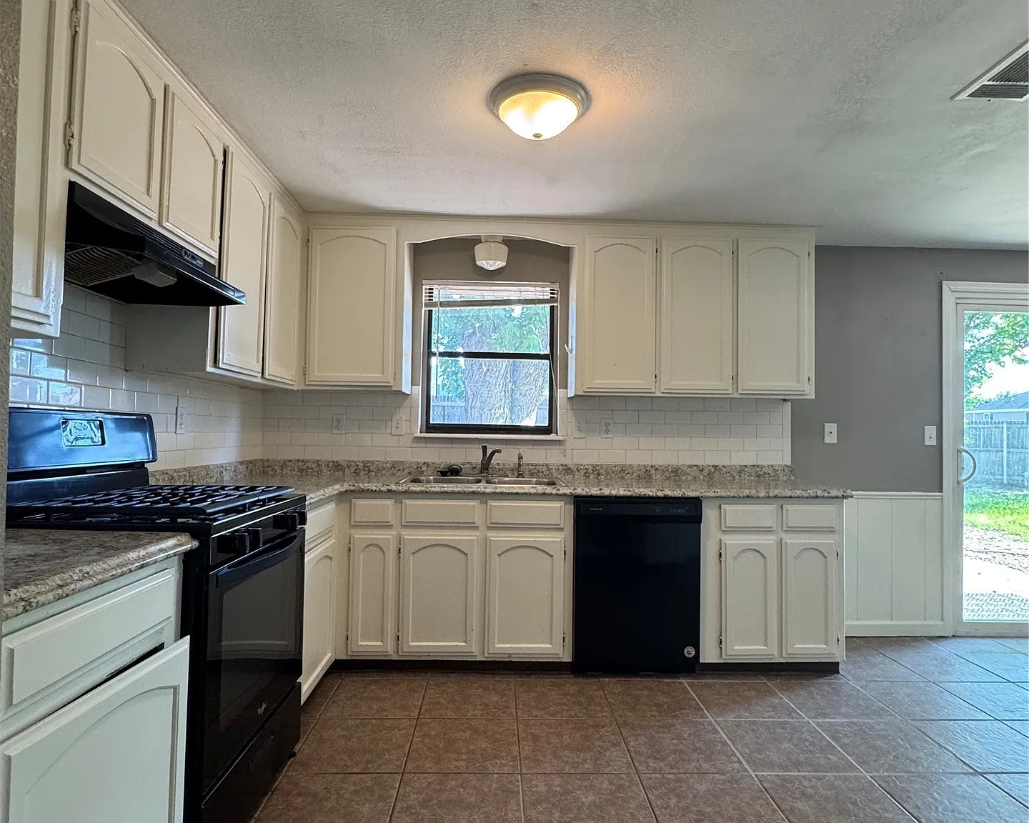 3 bed, 2.0 bath, 1192 sqft, $1,475 — Photo 3