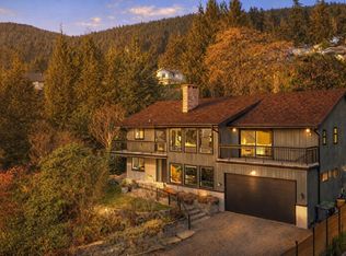 284 Montroyal Blvd, North Vancouver, BC V7N 4E5