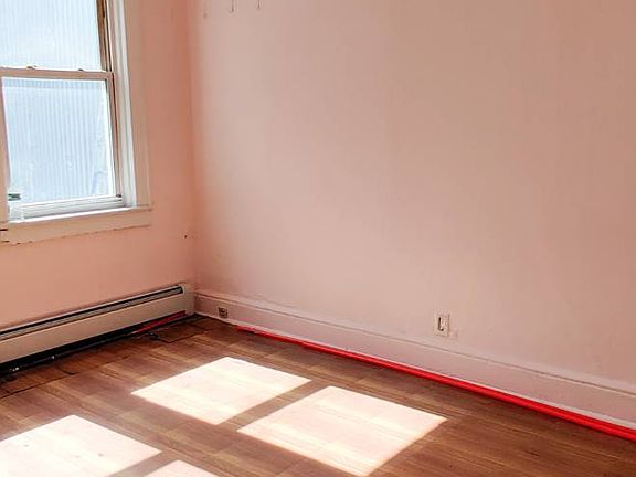3rd image of 819 E 226th St