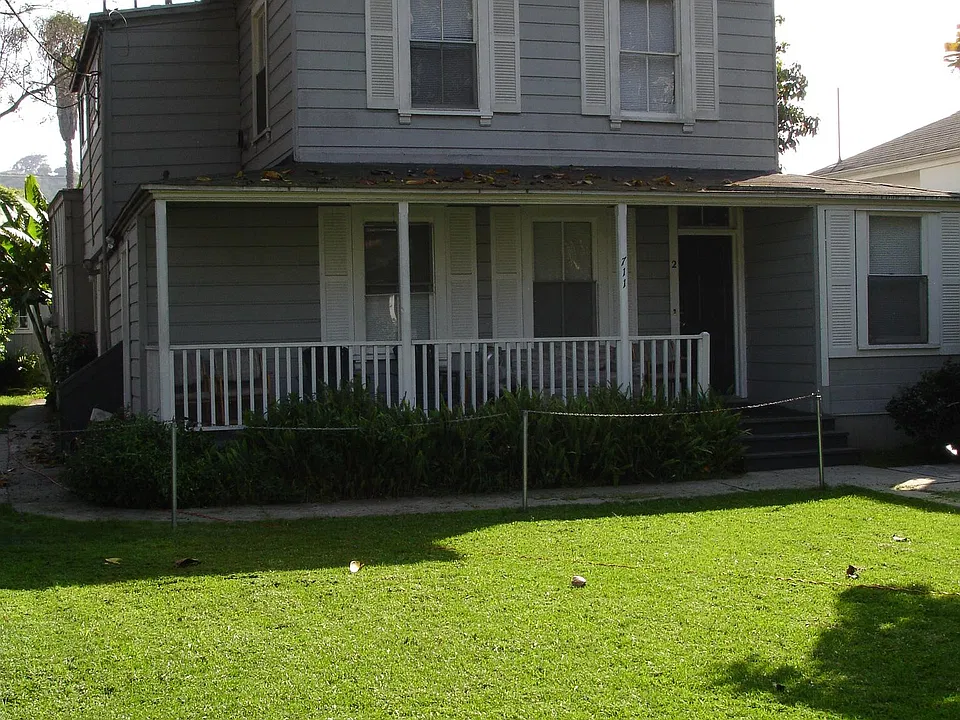 711 De La Vina St