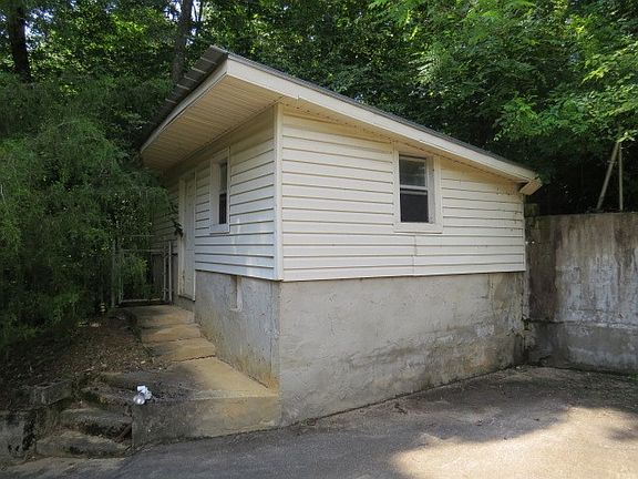 4th image of 950 Cedar Hurst Ln