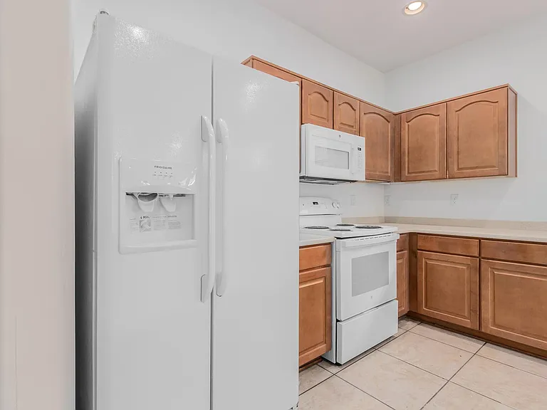 3209 W Saint Catherine Ave — Photo 9