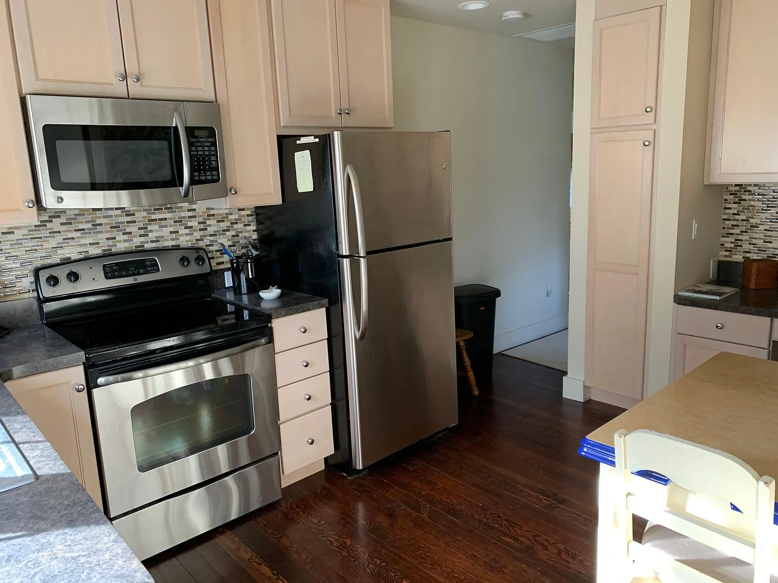 3 bed, 930 sqft, $3,400 — Photo 3