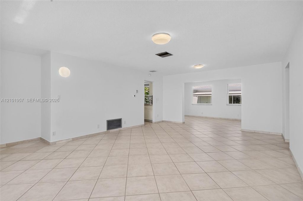 341 NW 25th Ct, photo 5
