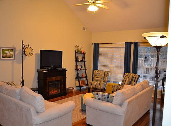 4th image of 422 Surrey Park Dr
