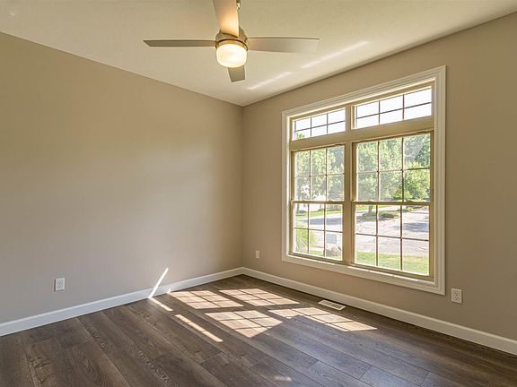 5th image of 52067 Cloverleaf Dr E