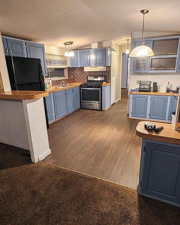 Kitchen with stove & fridge