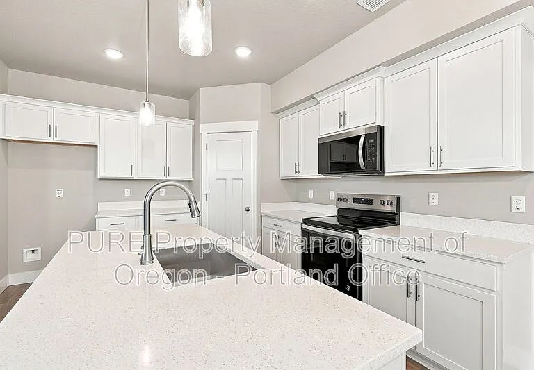 582 NE Alderwood Dr — Photo 21