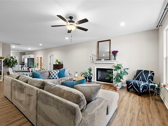 4th image of 102 Colonial Ct