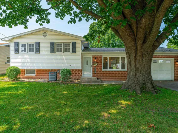 1033 N State St, Lincoln, IL 62656