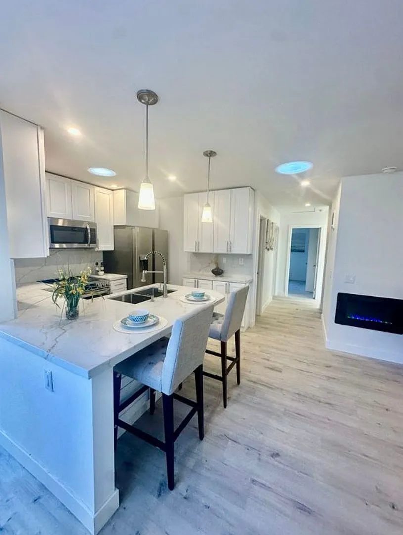 Welcome to your NEW home! 3 BR 2 BA "penthouse" with views! — Photo 3