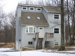 99 Bear Dr, Bushkill, PA 18324