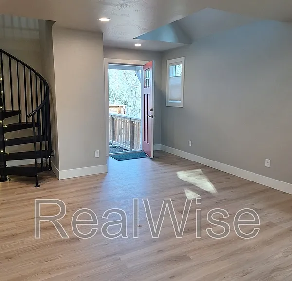 126 Strawberry Ln — Photo 5