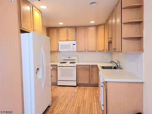 2nd image of 39 Lakeview Dr #2006