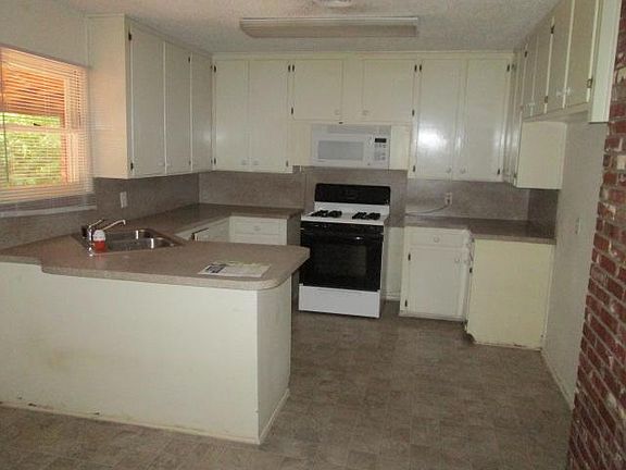 3rd image of 921 Walter St