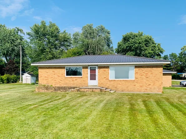 7953 1st St, Onekama, MI 49675