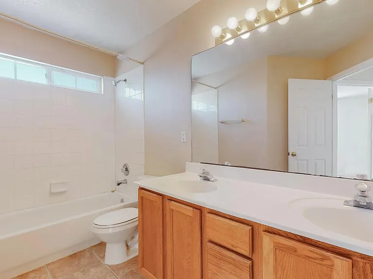 7309 Boxwood Ave NE — Photo 4