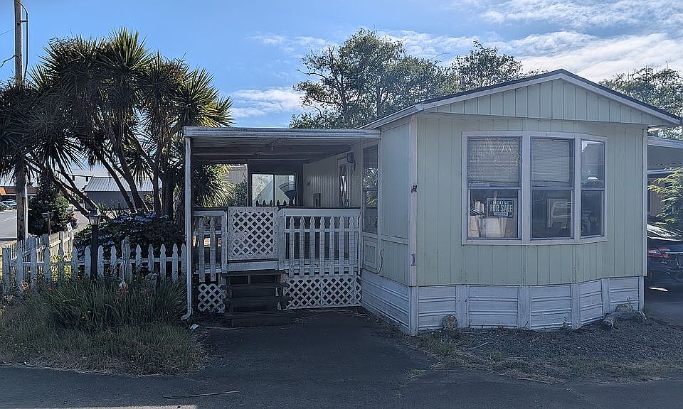 1st image of 1210 SE 48th Pl Unit 1